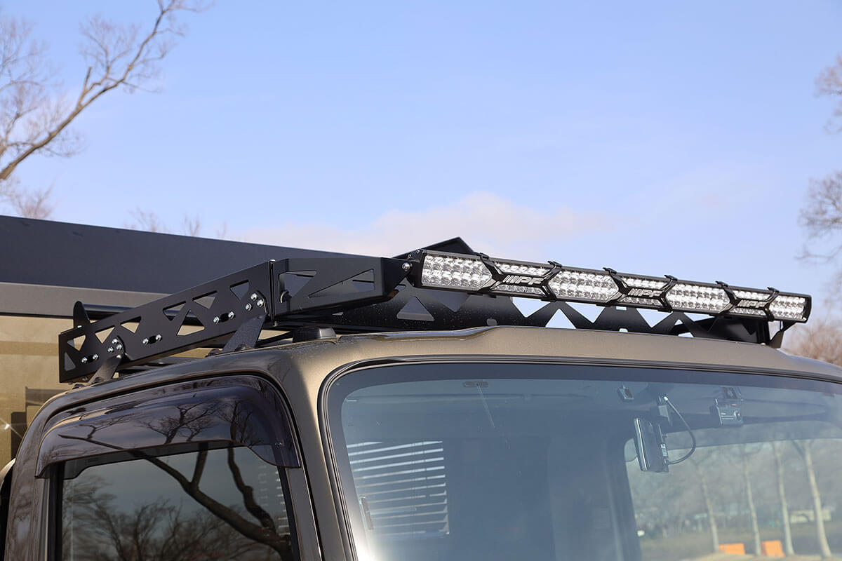 GeoRoam(ジオローム)のルーフキャリアとLEDバーライト