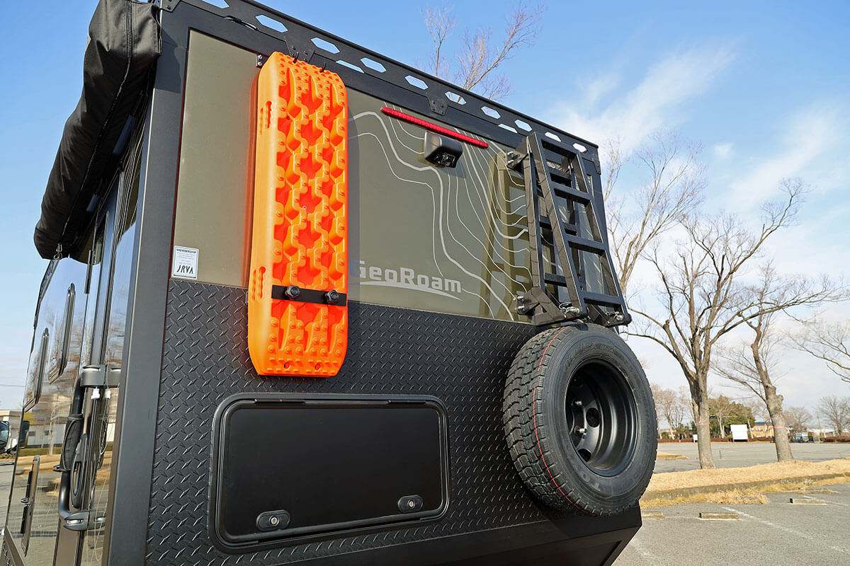 GeoRoam(ジオローム)のスタックラダー、折りたたみ式ラダーとスペアタイヤ