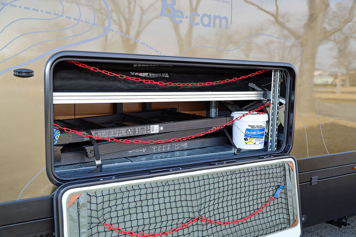 GeoRoam(ジオローム)のボディ右手の大型バケッジドア