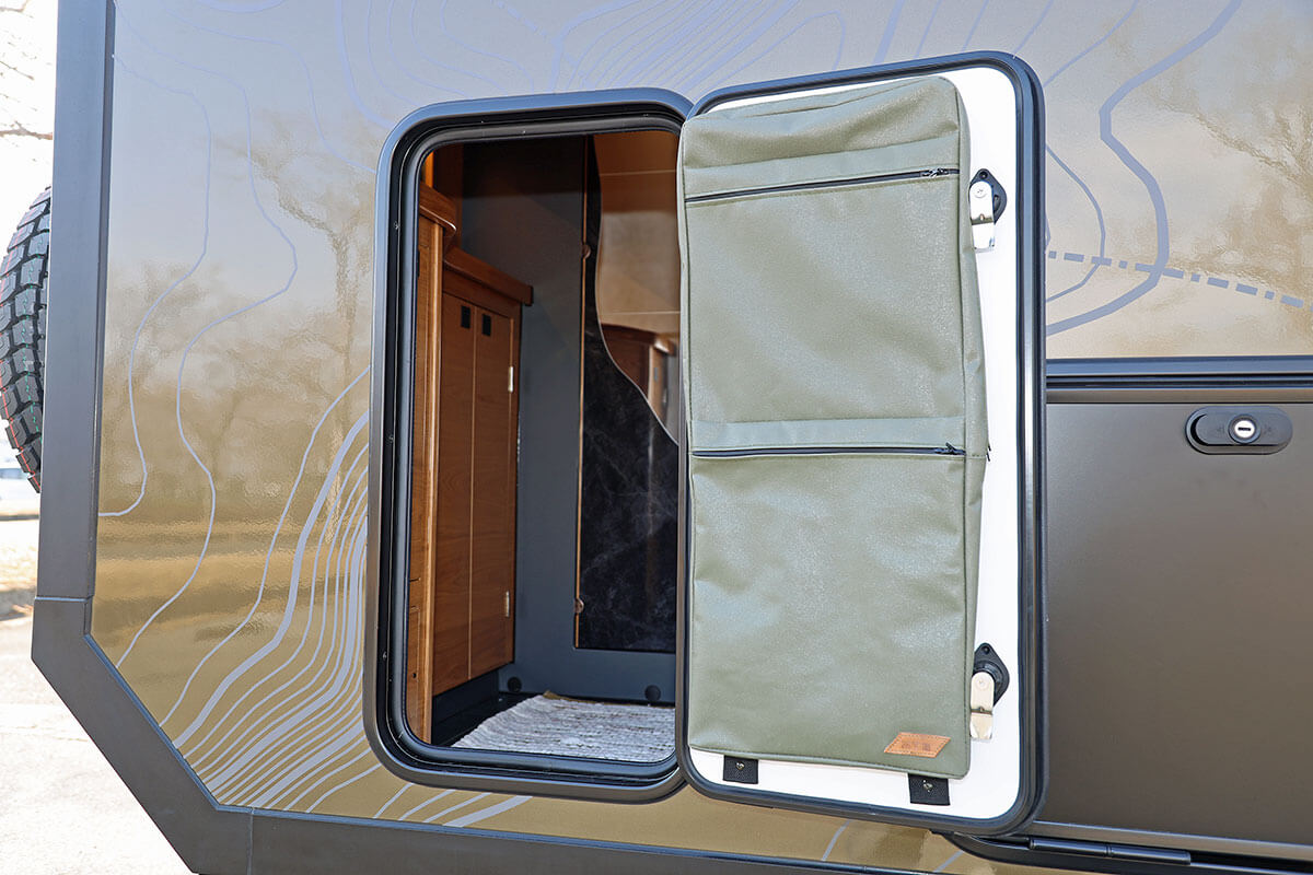 GeoRoam(ジオローム)の縦型ドア