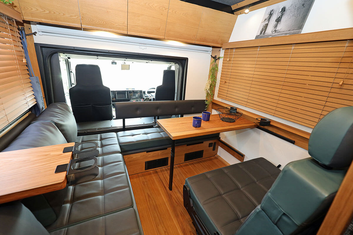 GeoRoam(ジオローム)の天然木が贅沢に使用されている。テーブルやカウンター