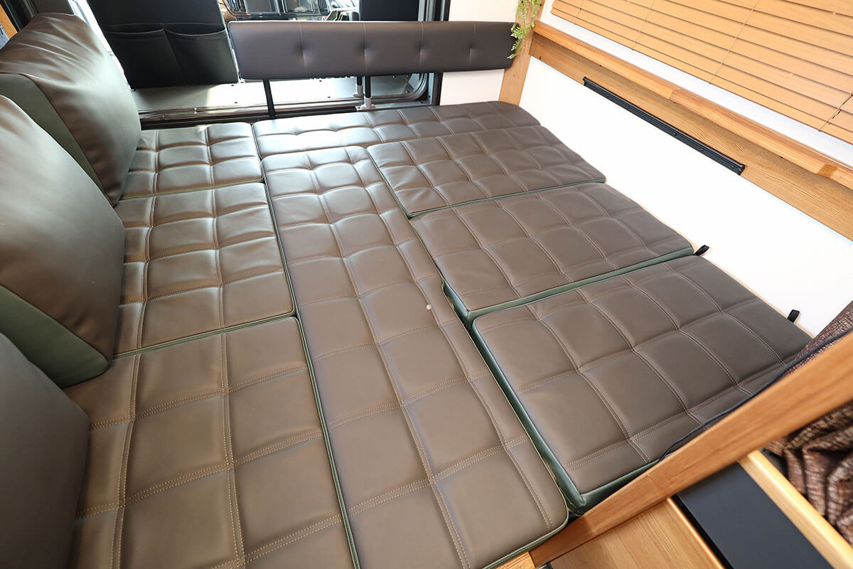 GeoRoam(ジオローム)のダイネットのベッド展開