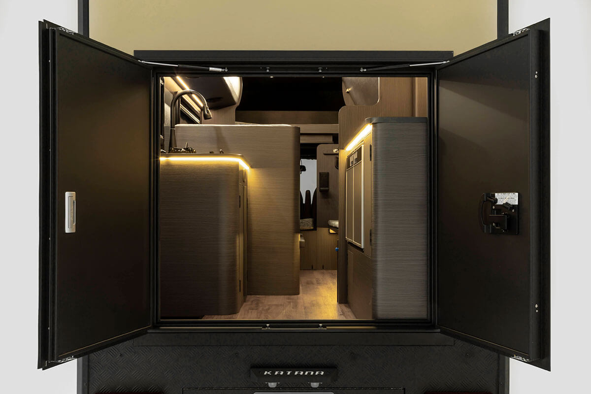 カタナののリアの観音扉