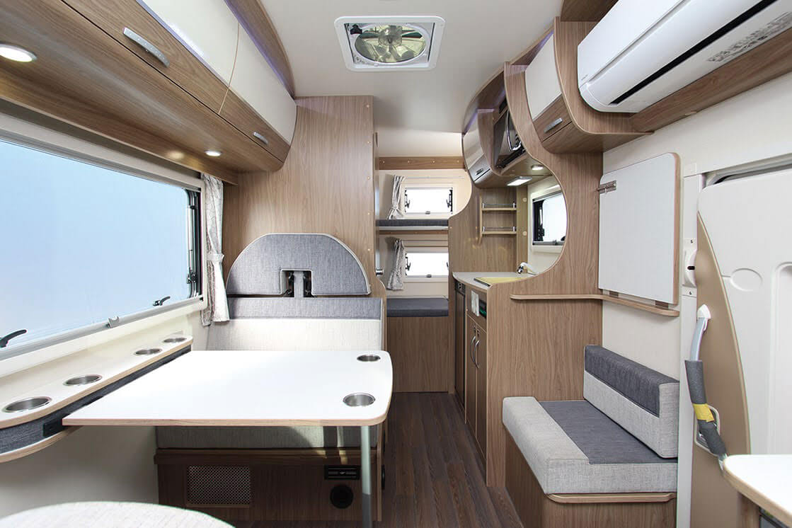 ヴォーン（WOHN）の車内