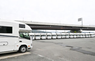 月40台のキャンピングカーが生まれる場所へ。みんなで作るVANTECH山形工場のやさしく真剣なものづくりの現場