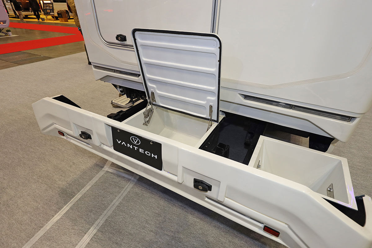 コルドリーブスのリアバンパーの外部収納庫