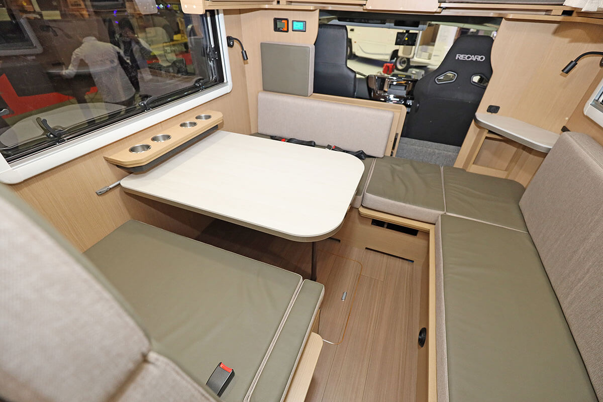 コルドリーブスの開放的なダイネット