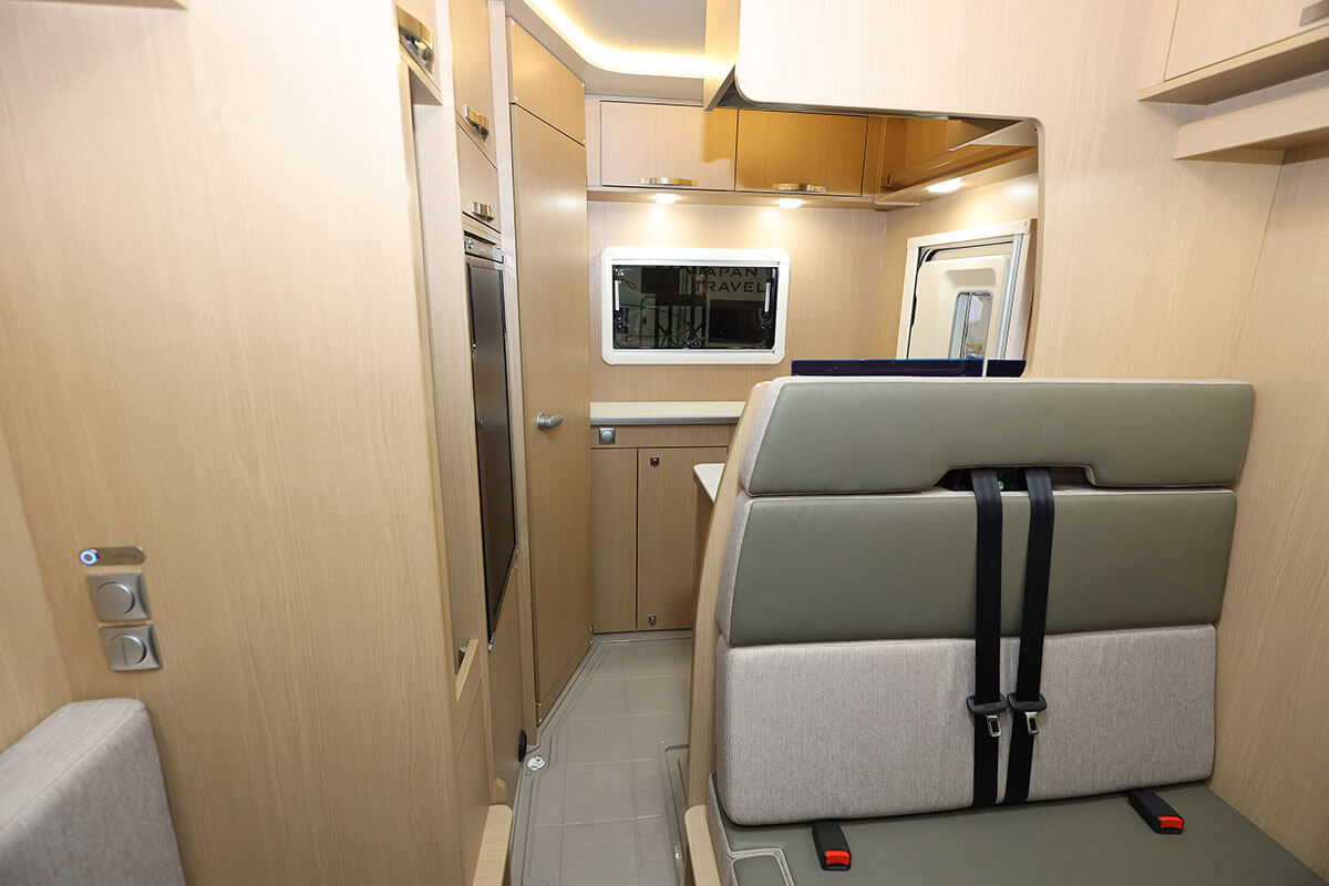 コルドリーブスの後部、キッチンやマルチルーム