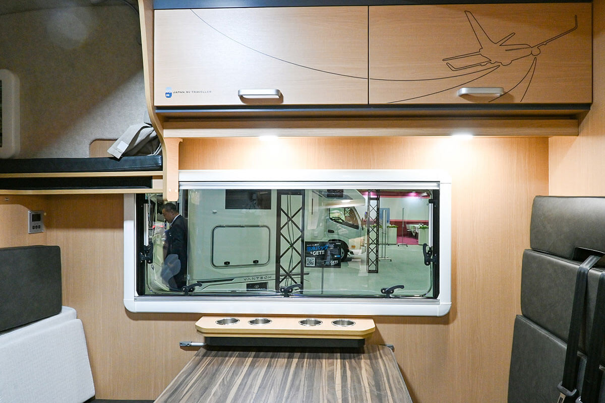 飛行機デザインを施した車内