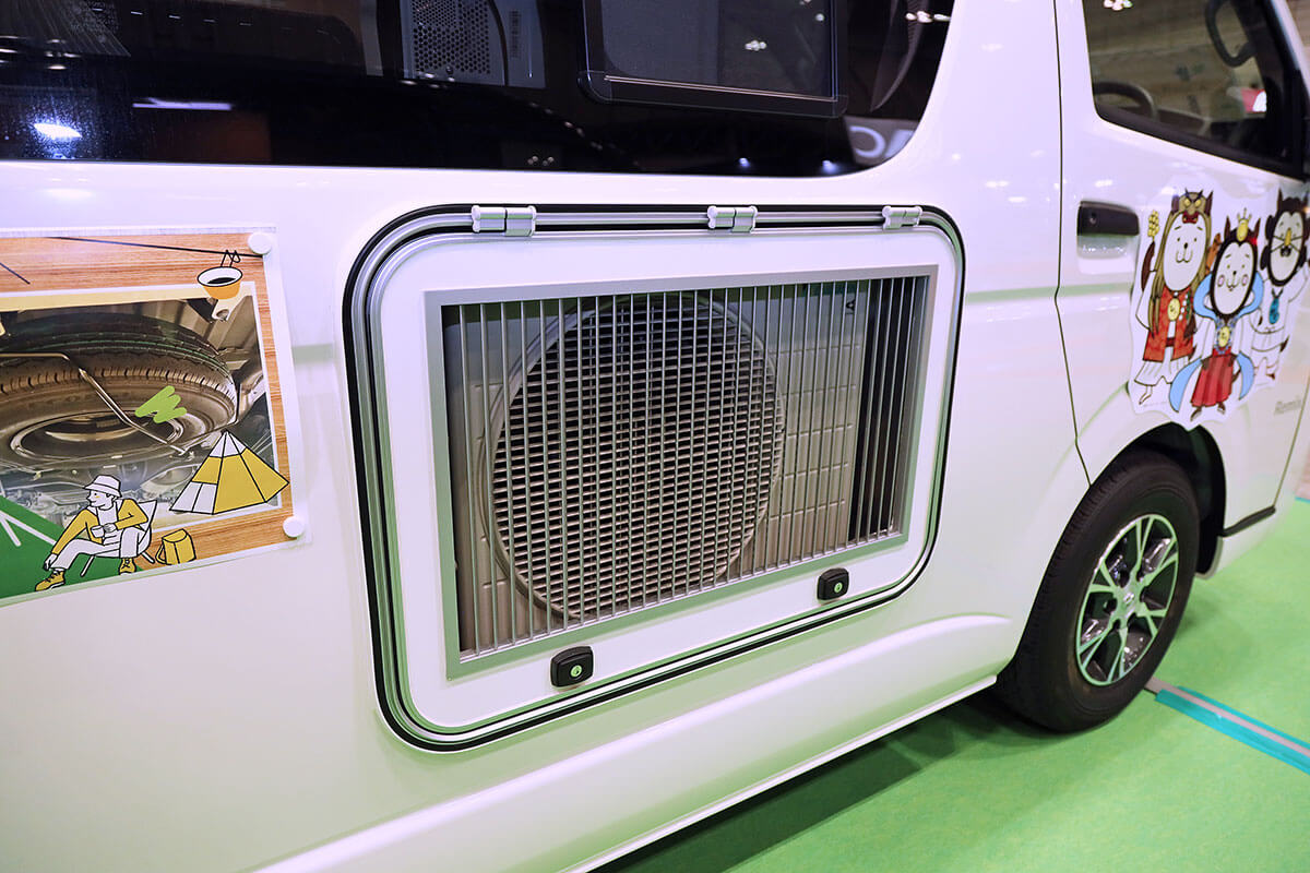 右手の家具内に室外機を内蔵