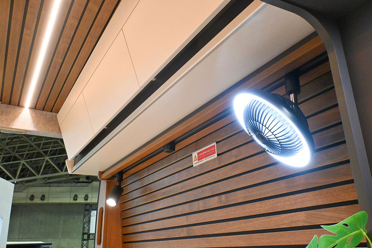 ランドホームデュカトの吊り下げ棚とライト