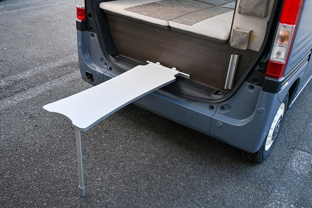 ピッコロスマイルのリアゲートテーブル