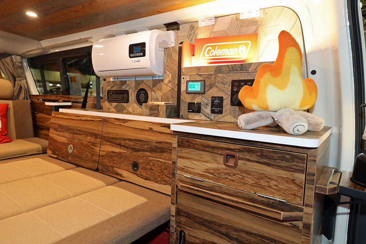 ランプのウッド柄キャビネット