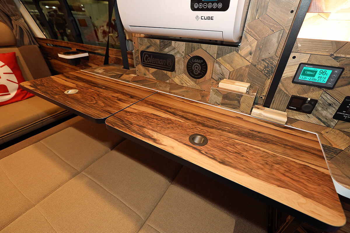 ランプのサイドテーブル