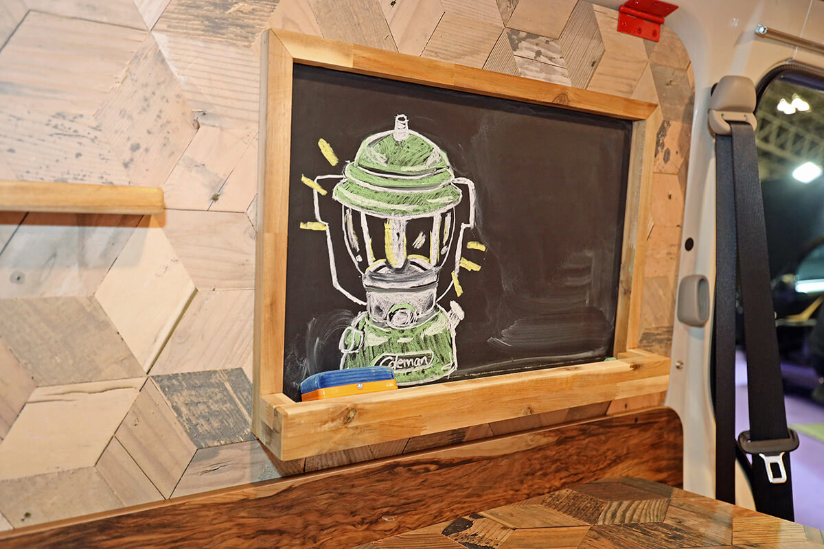 ランプの壁にセットされた黒板