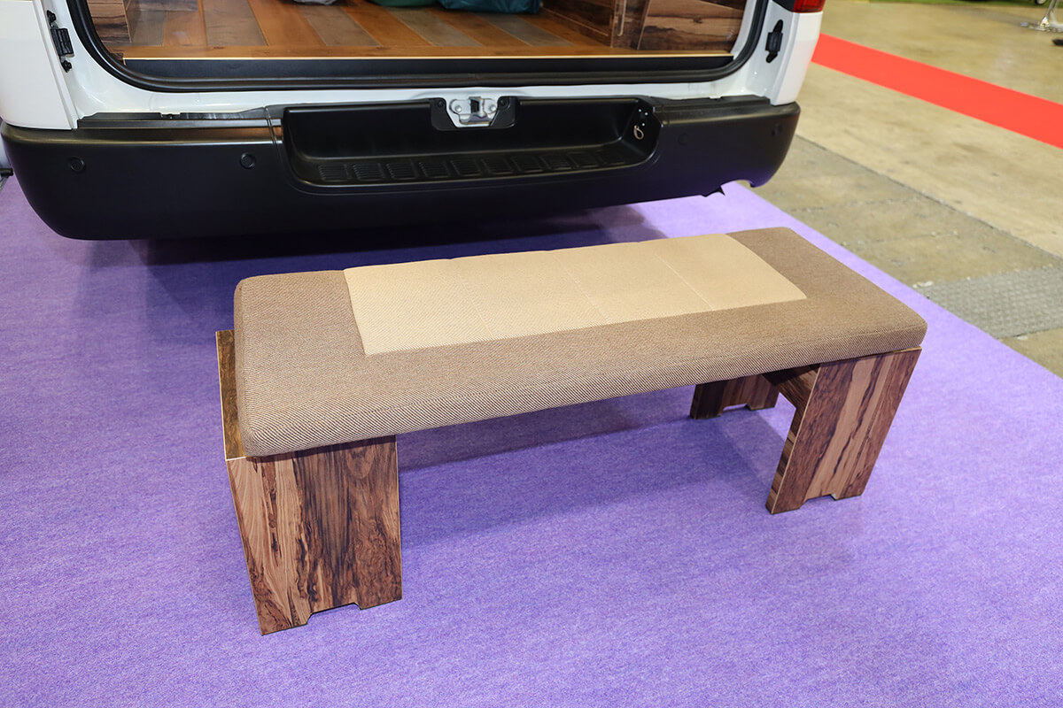 ランプのテーブル兼ベンチ