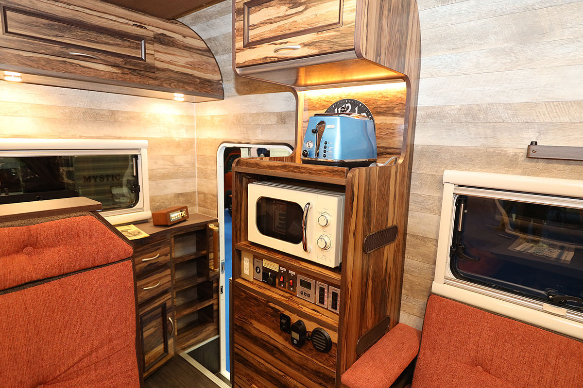 レジストロアウルの上部収納一体型オシャレな家具セット