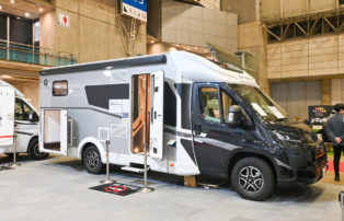 ホテルのような落ち着きと広さでヨーロッパ流キャンピングカーを楽しむサンライトT68