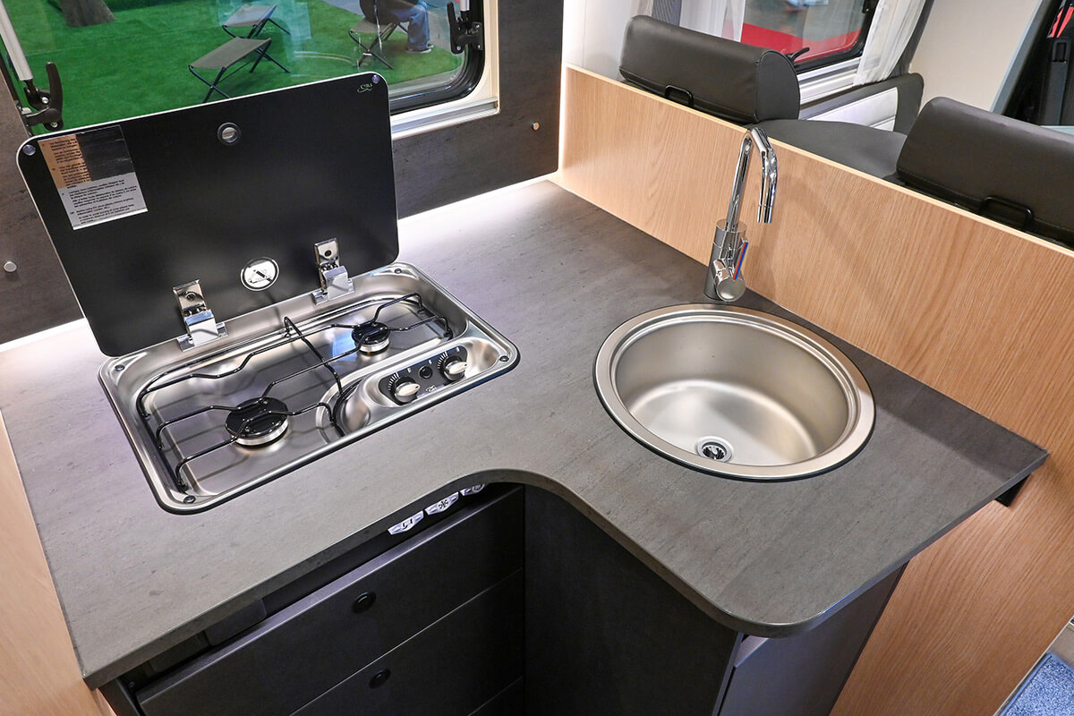 サンライトの「T68 アドベンチャーエディション」のキッチン