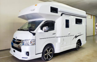 上質なホテルのような空間と機動力を両立。特別な二人旅を叶えるラグジュアリーキャンピングカー「C-LH」