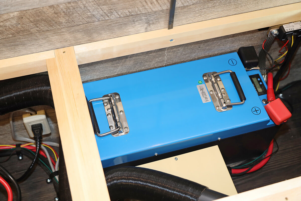 ケースに入ったリン酸鉄リチウムバッテリー